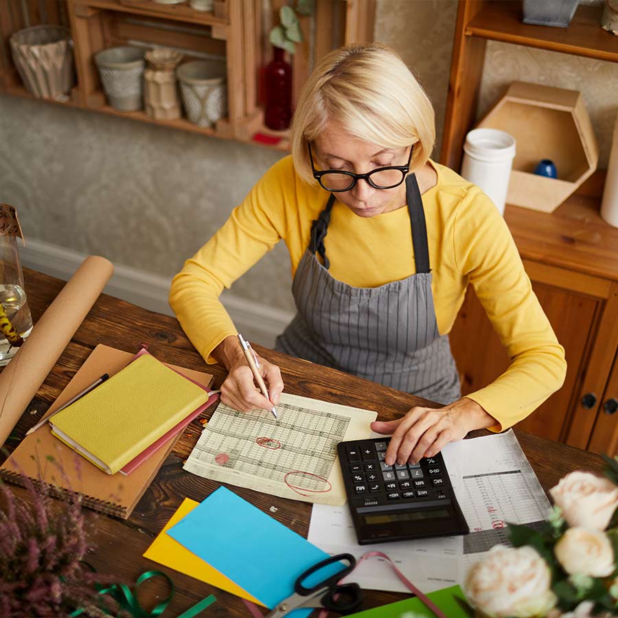 Mujer emprendedora haciendo tareas administrativas