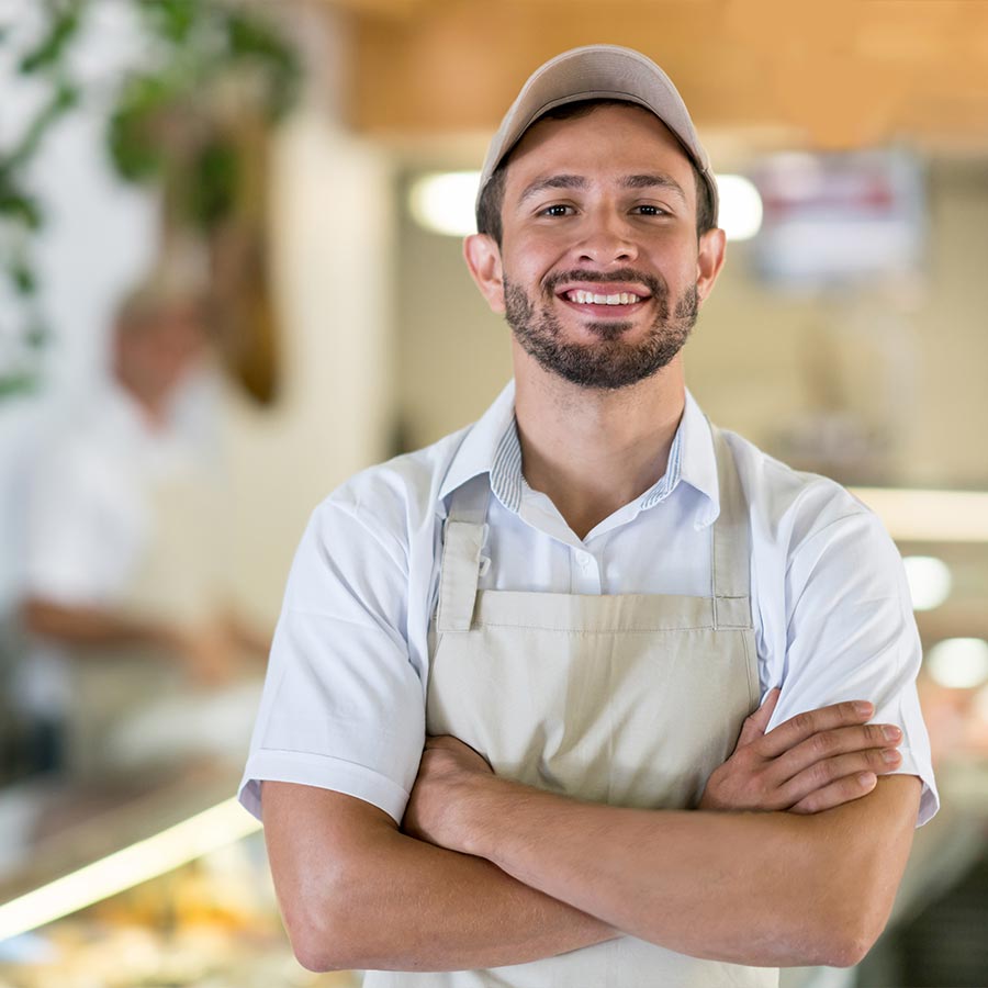 Hombre sonriente en su comercio