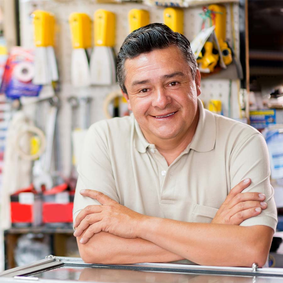 Hombre sonriente en su comercio