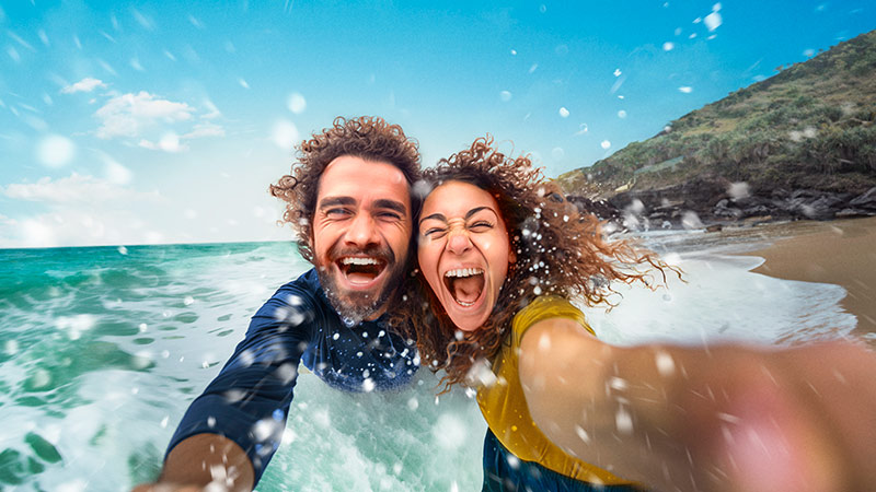 Pareja disfrutando del mar durante sus vacaciones