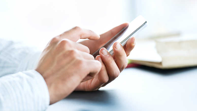 Hombre de negocios hablando por teléfono