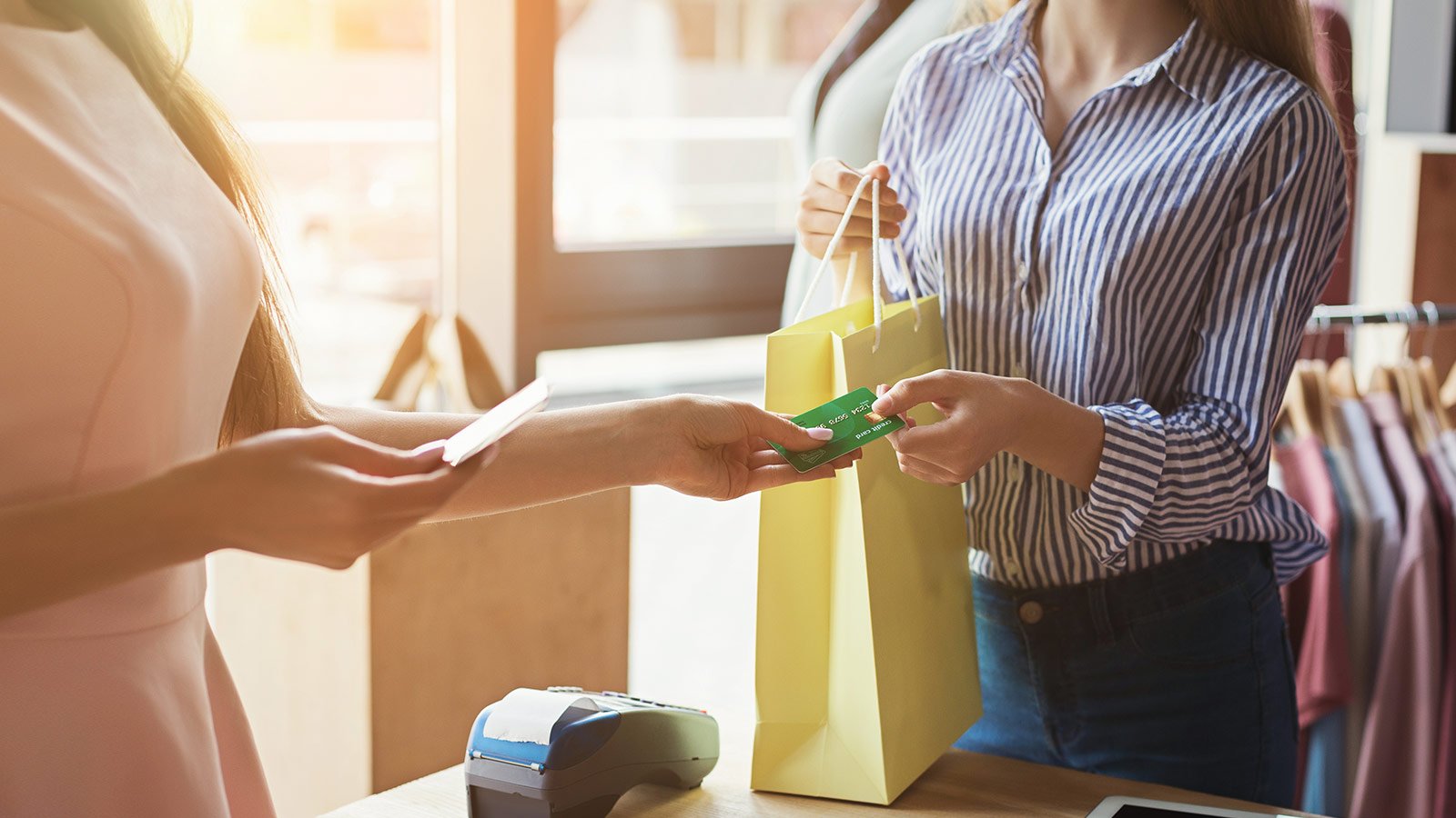 Mujer pagando con tarjeta de crédito