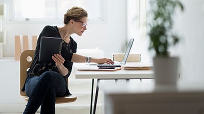 Mujer utilizando notebook