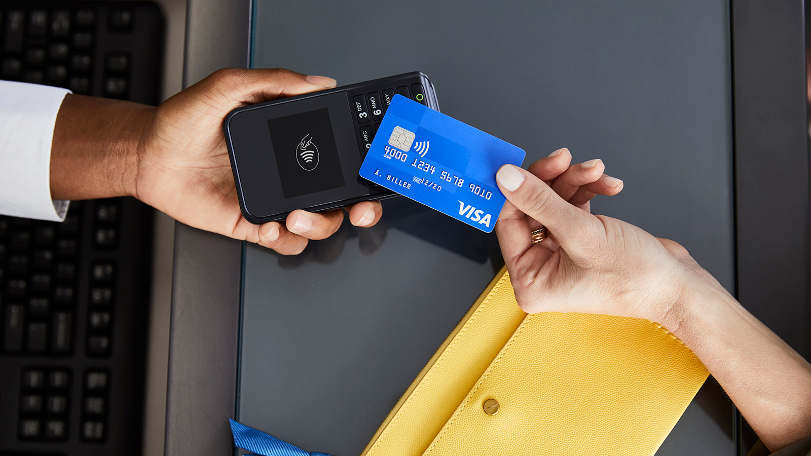Persona pagando con la tecnología contactless