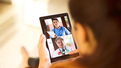mujer haciendo consulta médica por videollamada