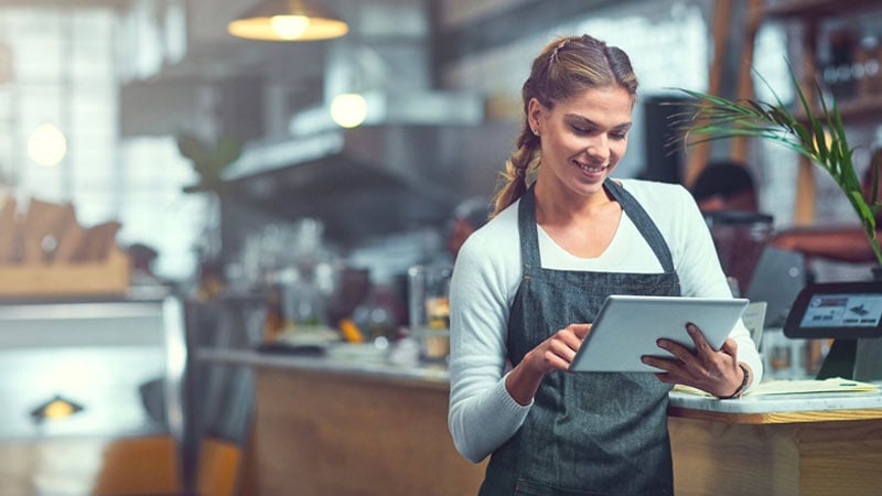 Mujer usando tablet en un restaurante