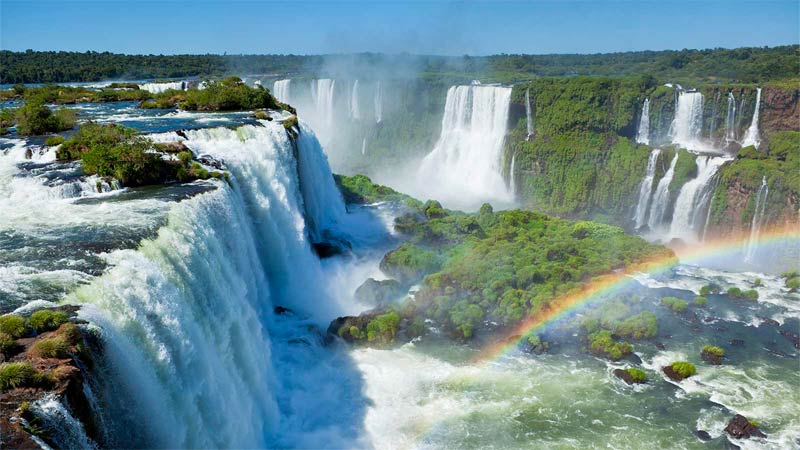 Cataratas de Iguazú del lado argentino con arco iris