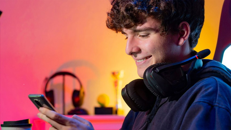 Hombre sonriendo con videojuego