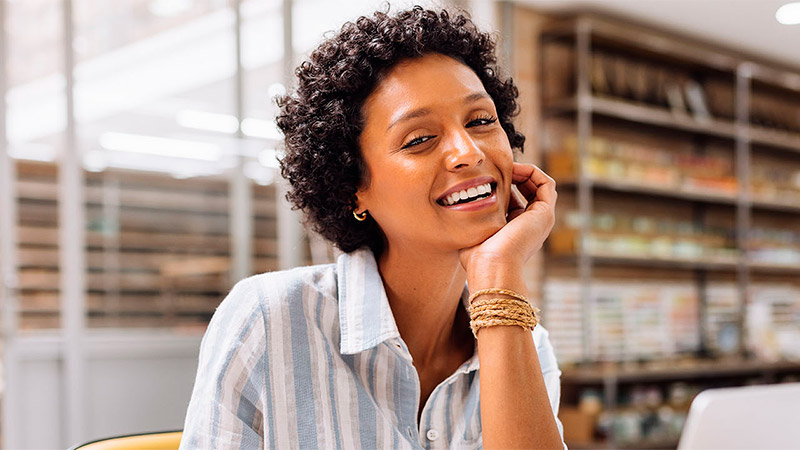 Mujer sonriendo con el celular