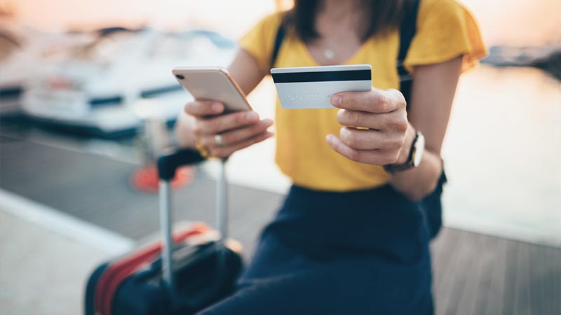 crucero-cl-800x450 Mujer con teléfono celular y tarjeta de crédito en mano