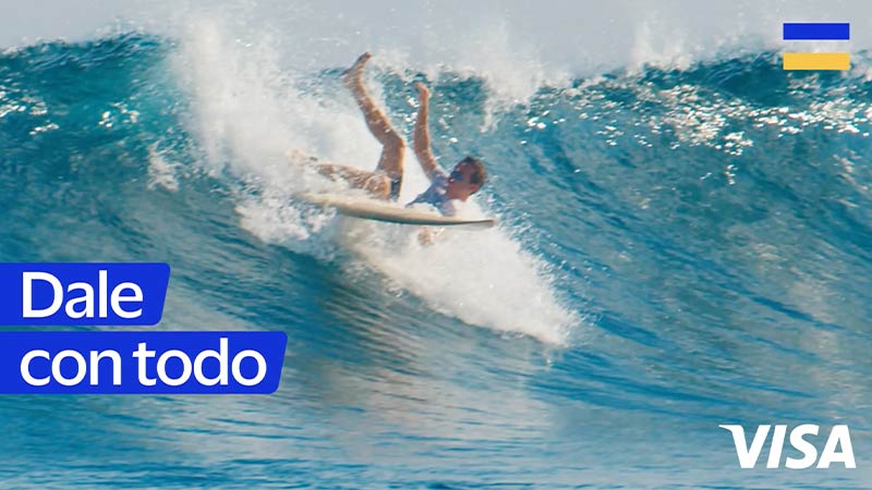 Captura de video en donde un surfer está cayendo en una ola 