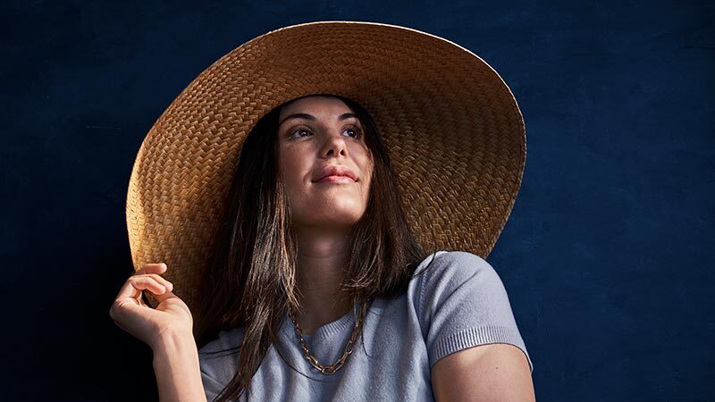 bazar-ed-01-800x450 Modelo posando con sombrero de yute