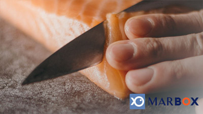 marbox-400x225 Persona fileteando un pescado + logo Marbox