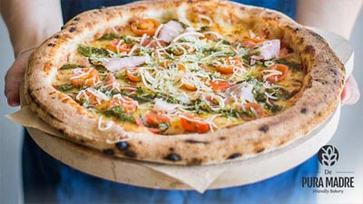 pura-madre-400x225 Persona sosteniendo una pizza + logo Pura Madre