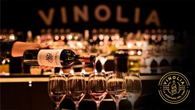 vinolia-400x225 Persona siviendo vino en copas + logo Vinolia