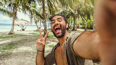 Hombre tomándose una selfie en el Caribe
