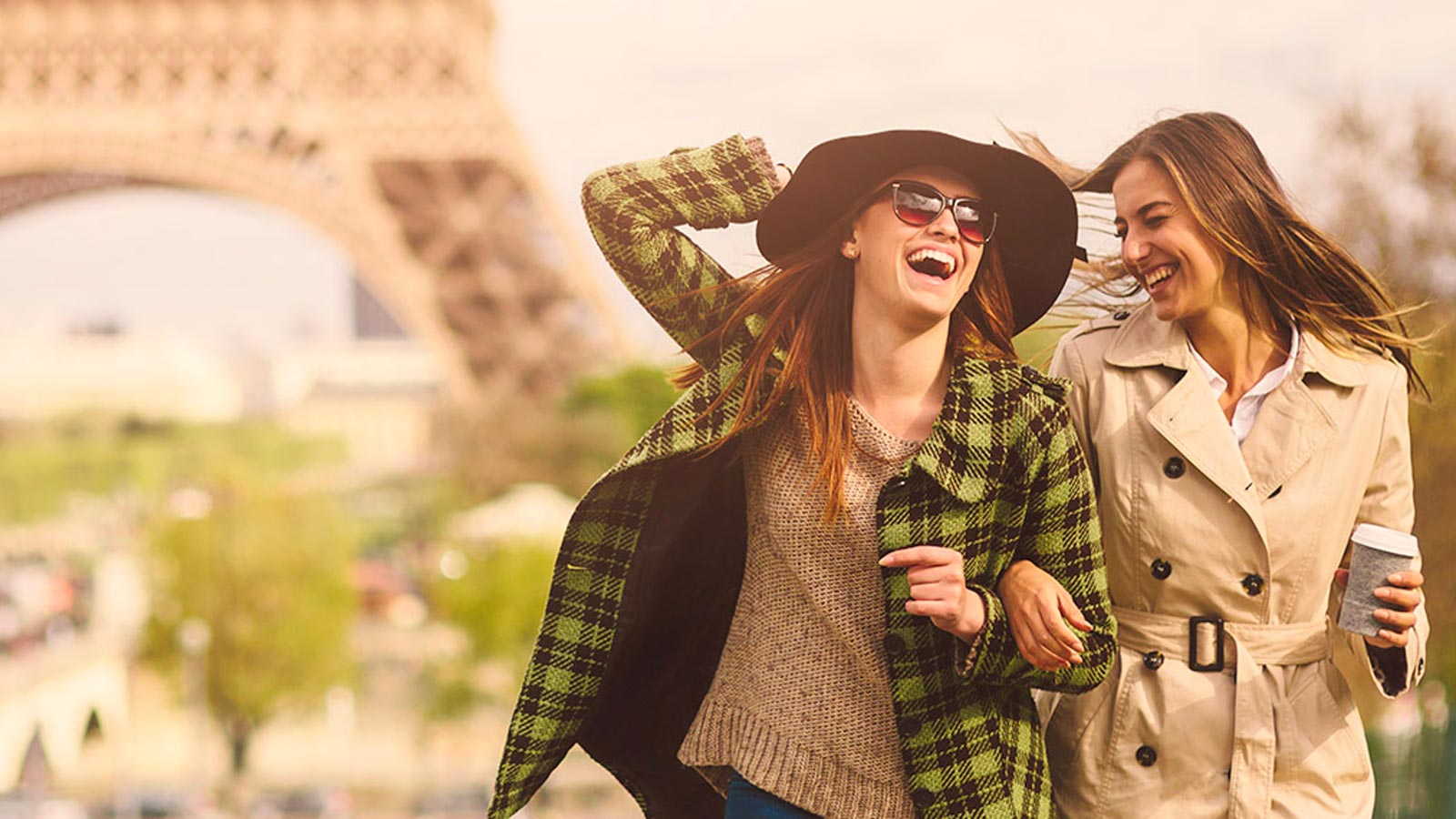 mujeres riéndose en París con beneficios Visa Travel