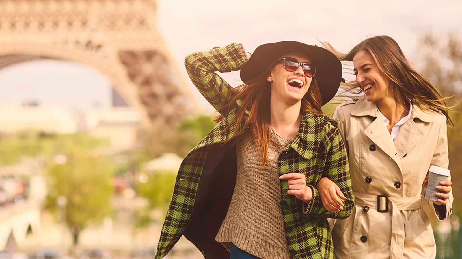 visa-travel-experience-1600x900 mujeres riéndose en París con beneficios Visa Travel